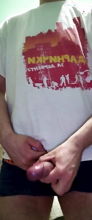 Tânărul homosexual se masturbează până la ejaculare