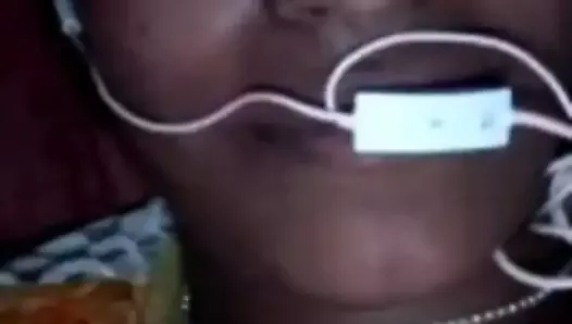 Индийская девушка показывает сиськи в видео-звонке с бойфрендом