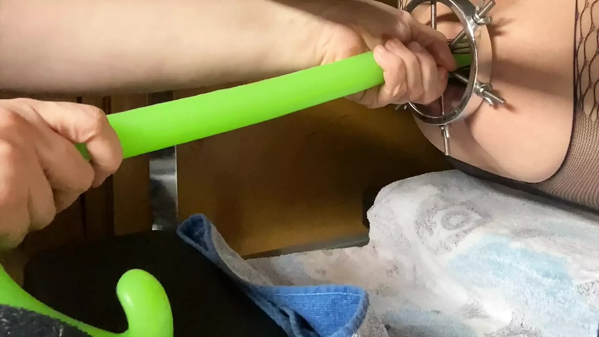 La sissy viene riempita con un dildo estremo da 100 cm - Parte 2 di 2