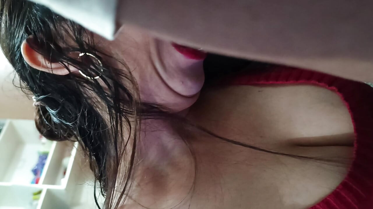Une femme mature sexy fait une pipe baveuse et une éjaculation dans la bouche et le visage...