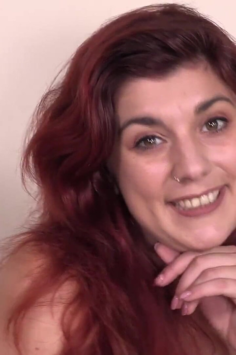 Redhead Lauretta loves to play her feet