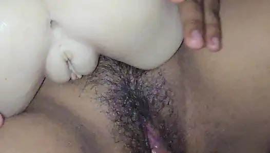 Istriku lagi muasin memeknya pakai vibrator sampai aku crot di 2