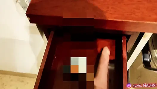 Dolabında dildo yakalayınca patronumun karısını sikiyorum. O çok seksi