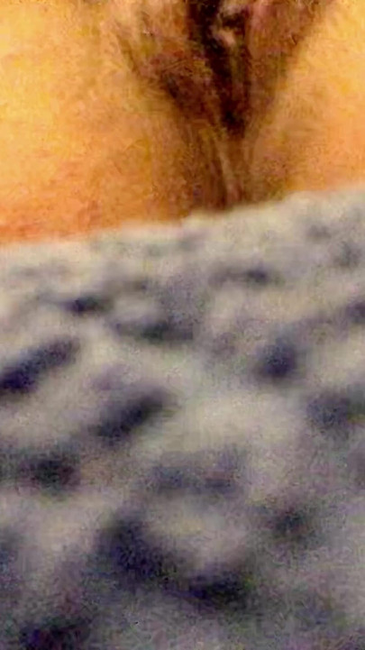 Lorie Cree si masturba la sua bella figa bagnata fino a quando non schizza. | Clip 1