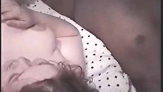 Olgun orta yaşlı seksi kadın kıllı amcık yalarken büyük zenci yarağını alıyor