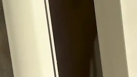 Aku nggak tau kalau cowok ini lagi nonton
