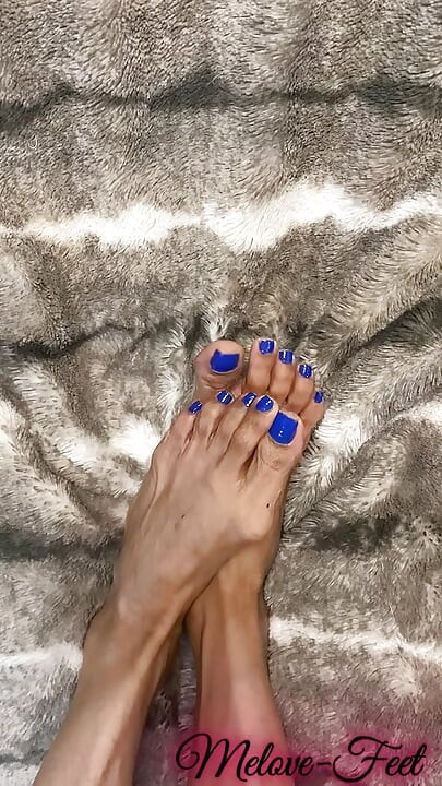 Melove Showing her Blue Nail Polish on her Small Feet