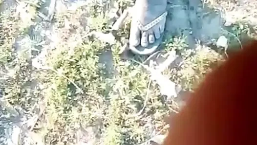Afrikalı amatör çalının içinde çıplak