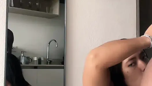 Küçük ağzıyla tüm yarağımı yemek için dizlerinin üstüne çöküyor -amatör çift- nysdel