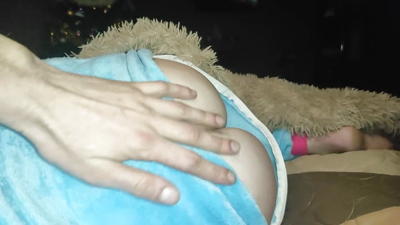 ユニコーンパジャマの小さなプリンセスがチンコをしゃぶる!