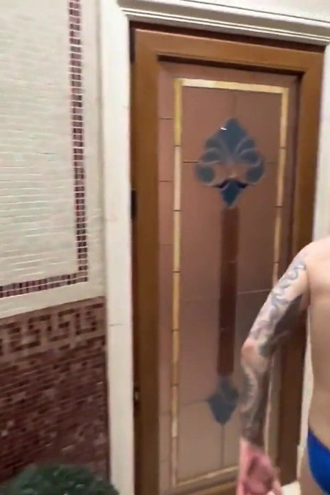 Eine studentin verführte eine freundin mit einem großen schwanz zum sex in der sauna, Twinks fickten sich gegenseitig und fertig