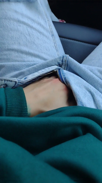 Ich berühre meine nasse Fotze im Uber, während der Fahrer neben mir sitzt | Clip 1