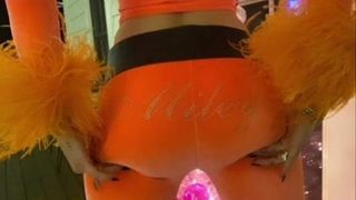 Miley Cyrus - curvada mostrando sua bunda grande