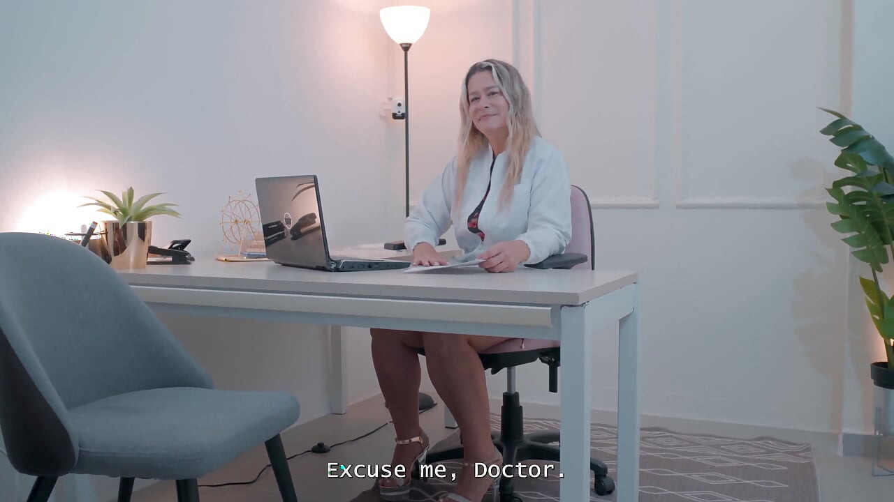 O médico examina meu pau e fica excitado