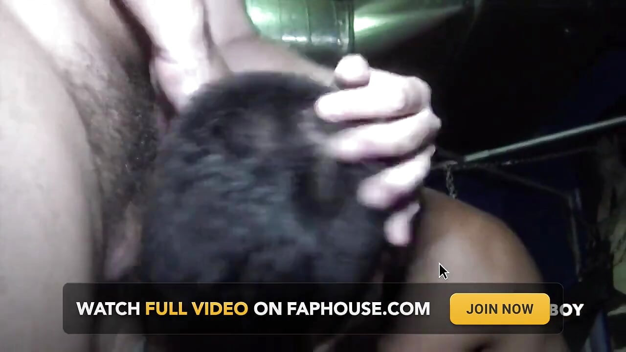 Valentuino ดูด rax ในสลิงโดยหมีด้านบน