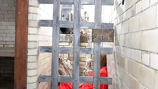 Hapishane gardiyanını emiyor