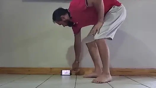 Dientot habis-habisan di lantai dapur