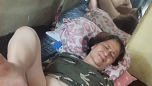 Onu tatmin etmek için yediğimde ıslak amına yaptıklarıma pişman olamaz