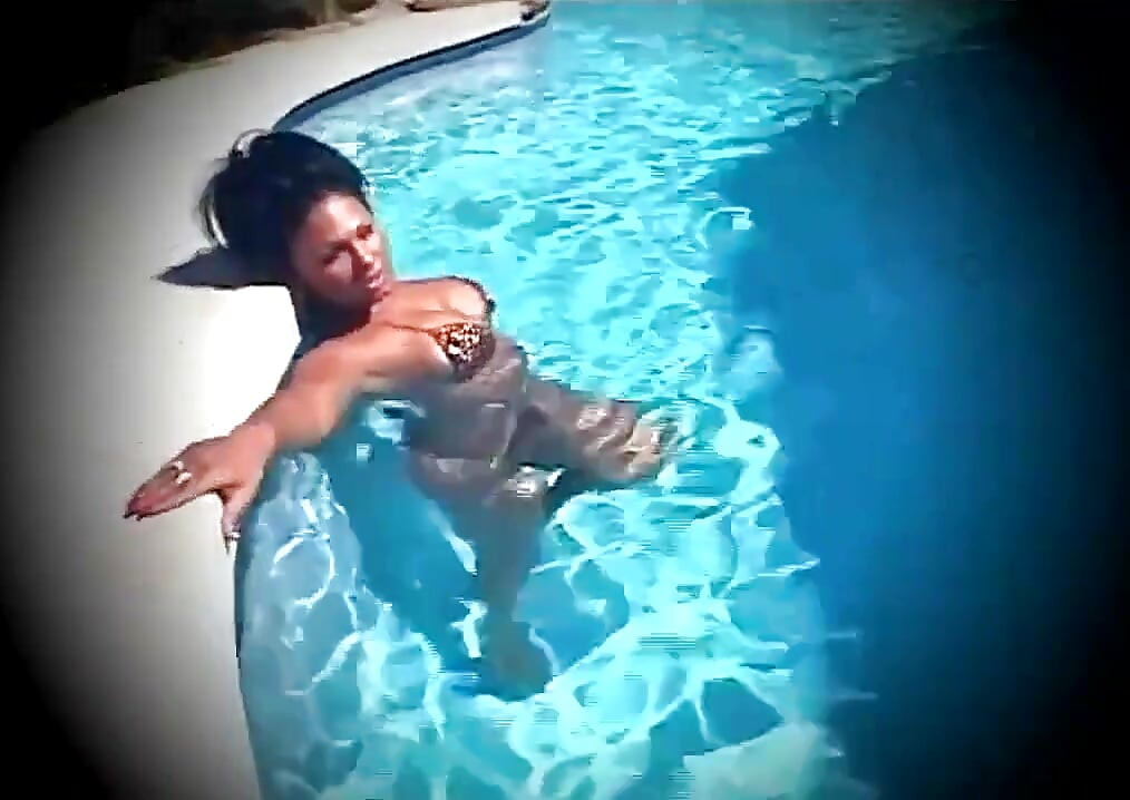 Trans Masturbation in the Pool