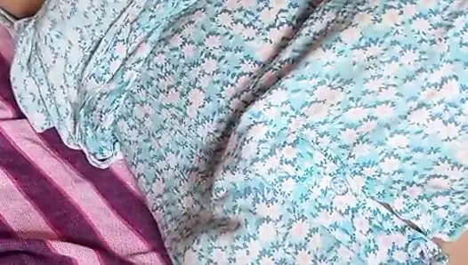 Шри-ланкийская актриса Энн в ванной играет со своей киской и большими натуральными сиськами ночью