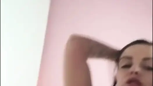 Ibu suka goyangin kontolmu