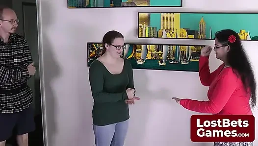 Striptiz rock kağıt makasla oynuyor ve yeni heyecanları keşfetmeye hazır