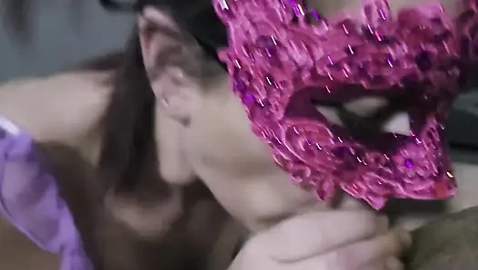 Versaute milf in einer rosa maske, blowjob mit schlucken