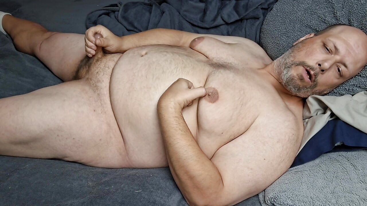 Chubby guy lays in bed and cums