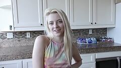 Oglądaj śliczna blondynka nastolatka Riley Star Podskocz na jej pasierbicy kutas