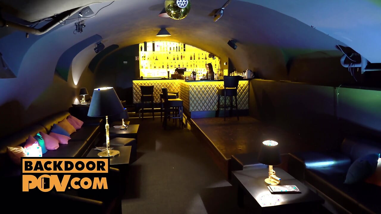 Gorąca barmanka cocktease zabiera cię w tyłek