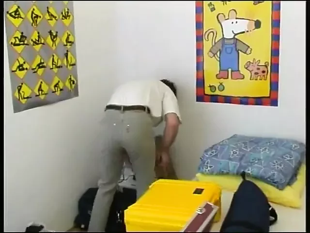 Elisa de 18 años encuentra el sextape caliente de la madrastra