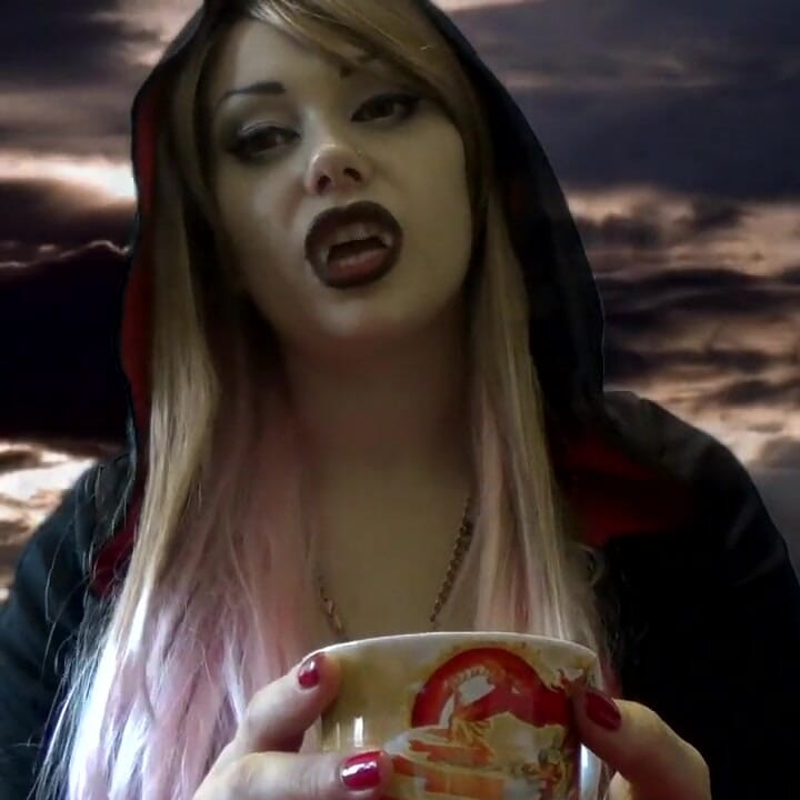 Evil Giantess Vampire Akan Melakukan Sedikit Lubang Dalam Badan Kecil Awak