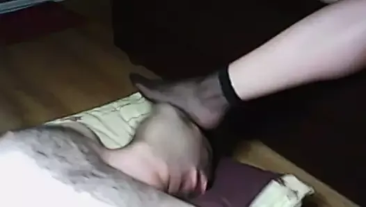 Обнаженный муж в домашнем видео нюхает уставшие ступни своей жены