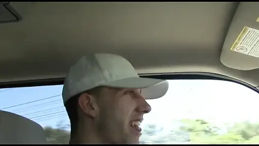 Tubuh aduhai pelacur rambut pendek ini dicrot sperma hangat