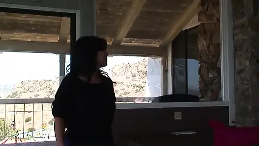 Büyük memeli bebek kanepede büyük bir yarağa bindikten sonra döl yiyor