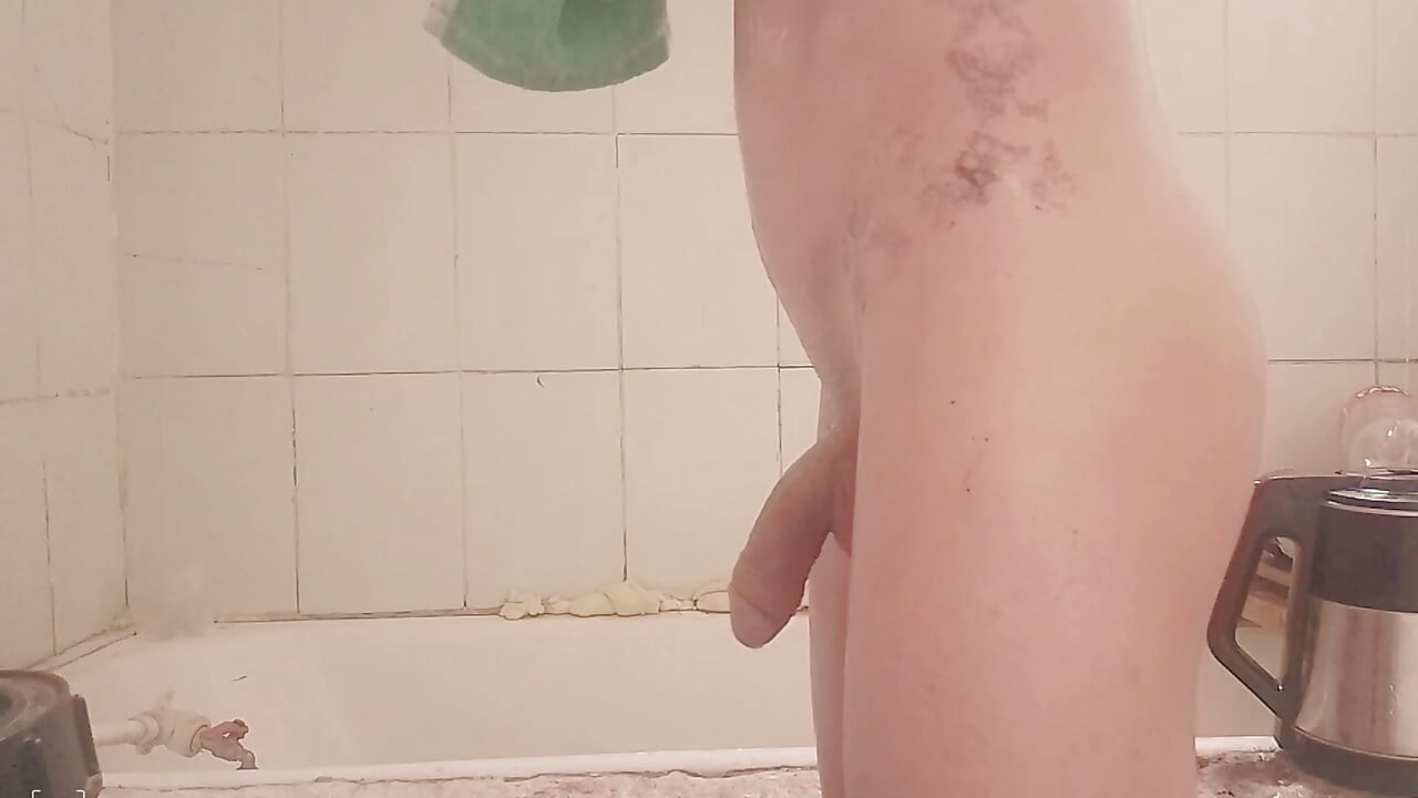 Cara tomando banho