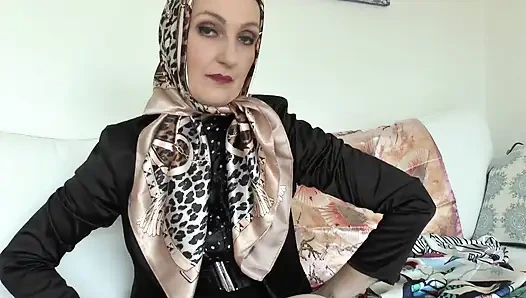 Hari scarf satin! Muncrat di seluruh syal satinku, lady victoria valente