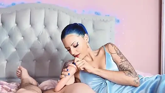 Mutlu ıslak sonla gırtlağına kadar alıyor, bu tipik bir porno videosu değil!