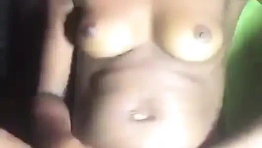 Ich beobachte, wie die ehefrau meines stiefbruders masturbiert, bis ich mich mit ihrem Wissen okay fühle und ihre muschi so saftig und nass ist