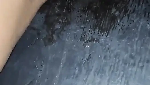Aku ngentot memekku di gloryhole bareng semua pria di gloryhole