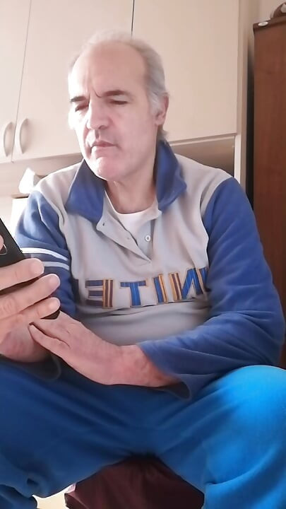 나는 단단한 음경을 자위시키고 손가락을 열린 엉덩이에 넣었다