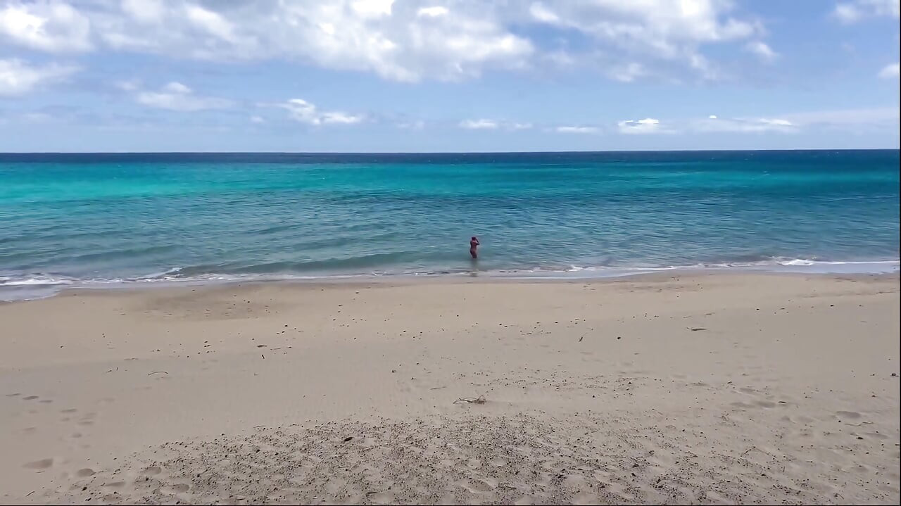 Naked Beach MILF Helps a Jerking Stranger - Cum on Her Ass