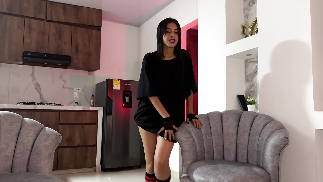 POVは、宿題を手伝う代わりに、初めて私の変な大きな胸のゴスフレンドとセックスしました