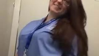 그녀의 굿즈를 보여주는 간호사