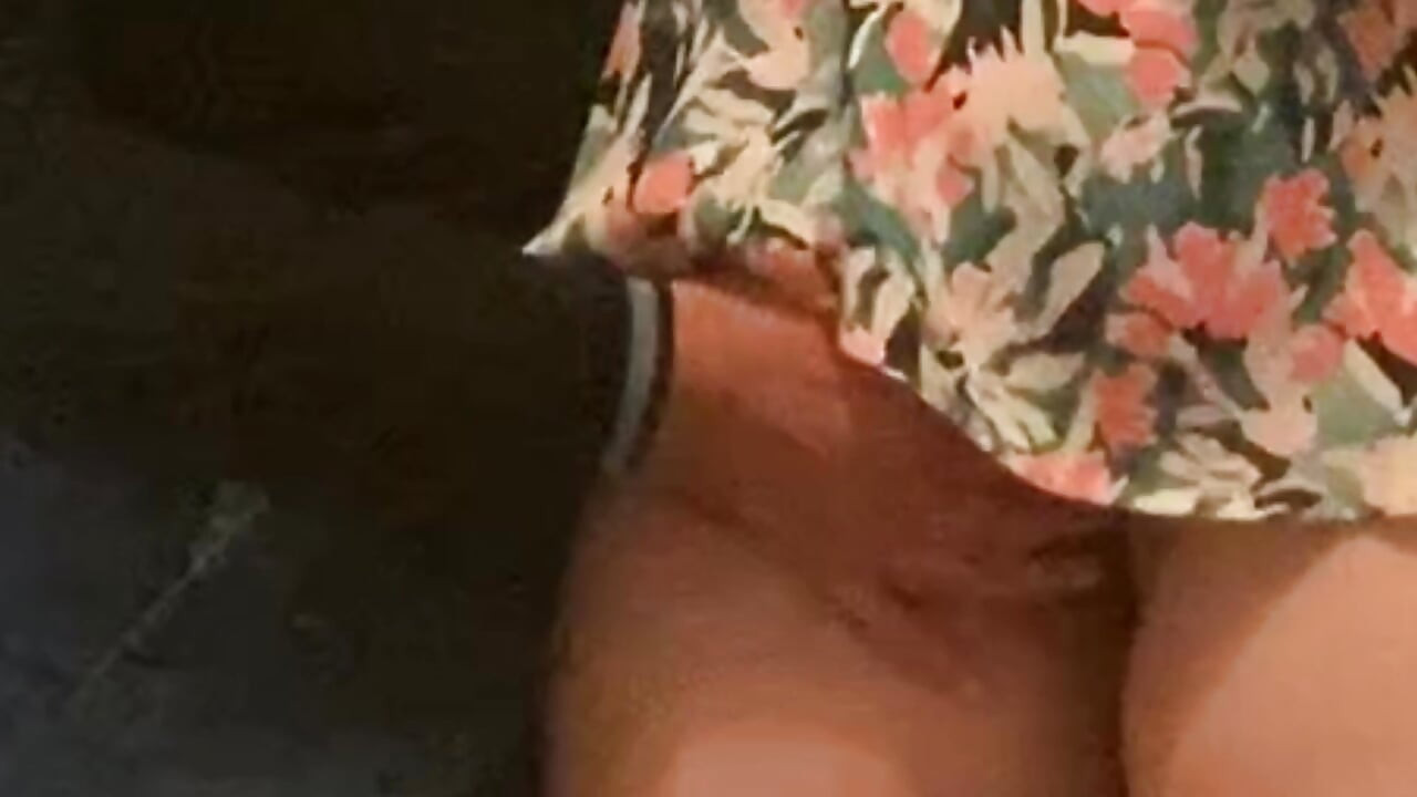 Onnekas Milf masturboi metrossa perverssin toimesta