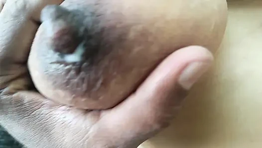 Симпатичная шея лижет на улице, романтика