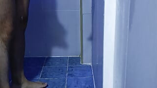 Dodirujem anus dok se tuširam i igram se s kožicom.
