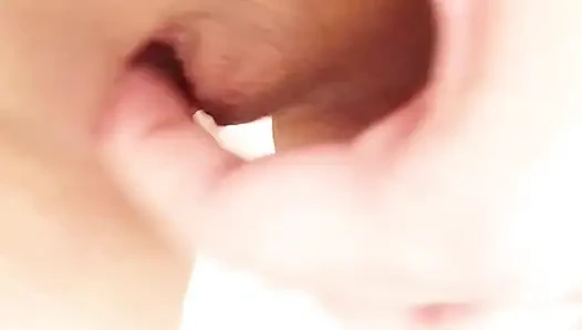 Amigo kız gökkuşağı çoraplı sevimli kızı mastürbasyon yaparken azdırıyor