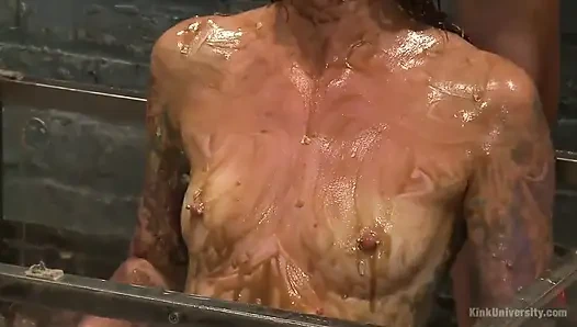 Cewek sange ini lagi asik muasin memeknya pakai mainan seks sampai muncrat bergiliran!