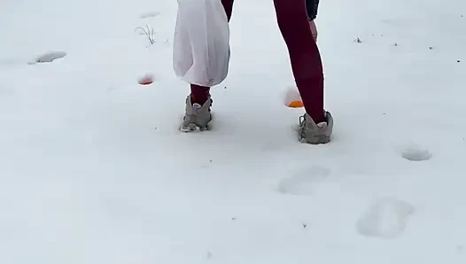 Киска на снегу